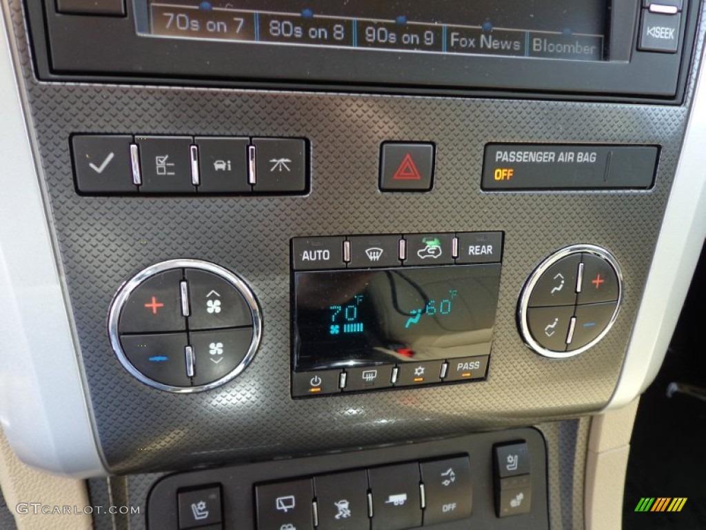 2009 Chevrolet Traverse LTZ Controls Photo #79261990