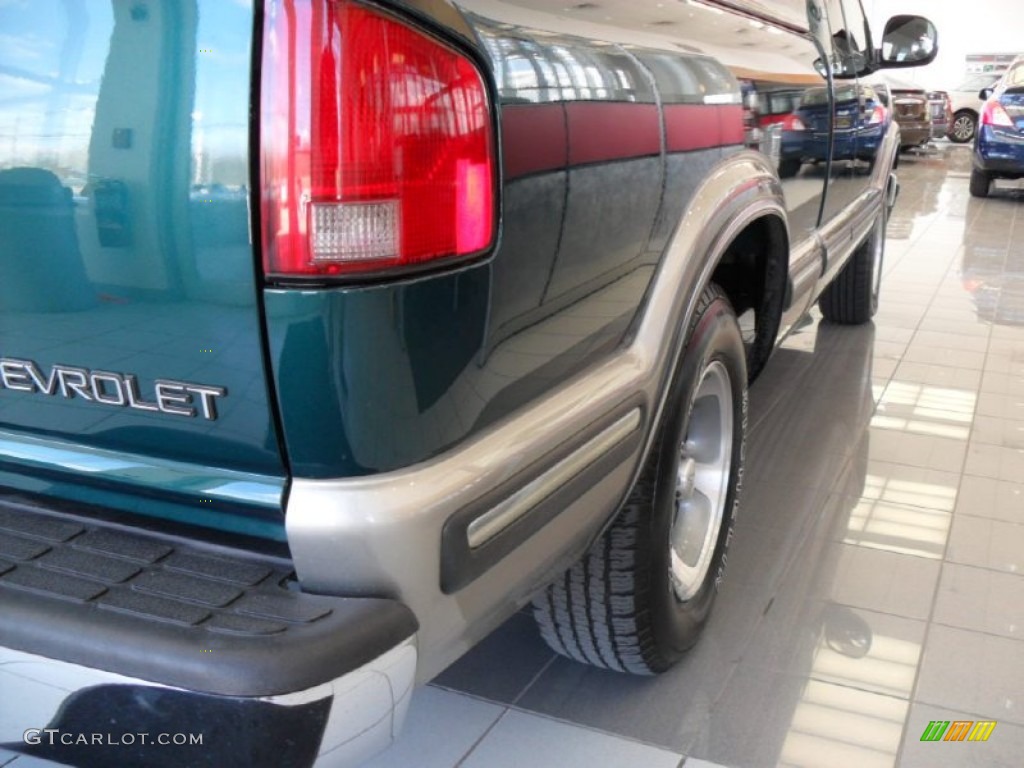 1998 S10 LS Extended Cab - Emerald Green Metallic / Gray photo #6