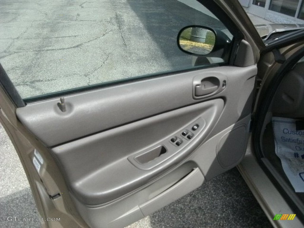 2004 Sebring LX Sedan - Light Almond Pearl Metallic / Taupe photo #7