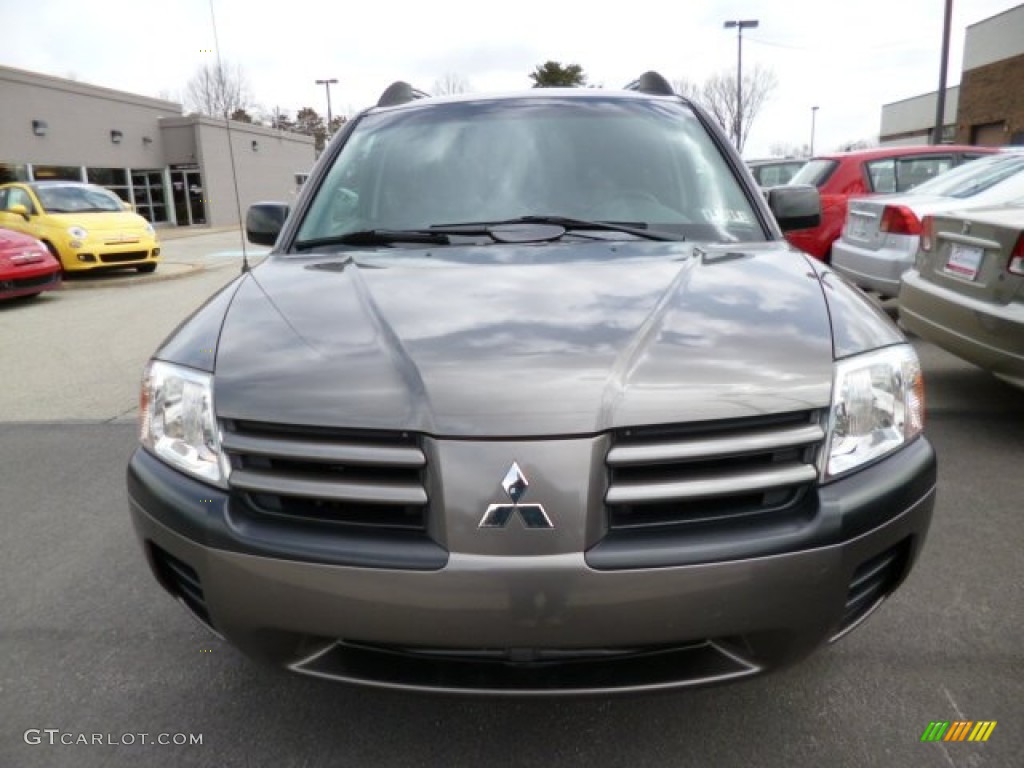 2005 Endeavor LS AWD - Mineral Beige Pearl / Charcoal photo #2