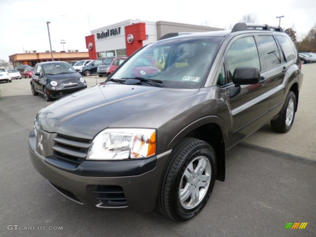 2005 Endeavor LS AWD - Mineral Beige Pearl / Charcoal photo #3