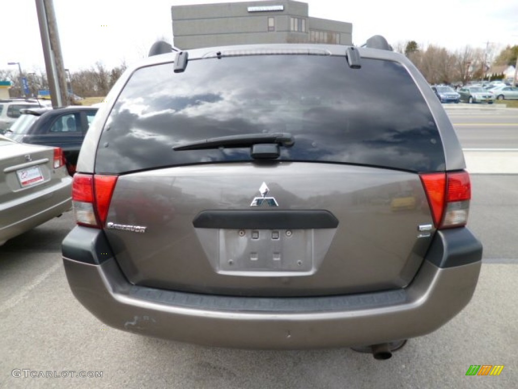 2005 Endeavor LS AWD - Mineral Beige Pearl / Charcoal photo #5