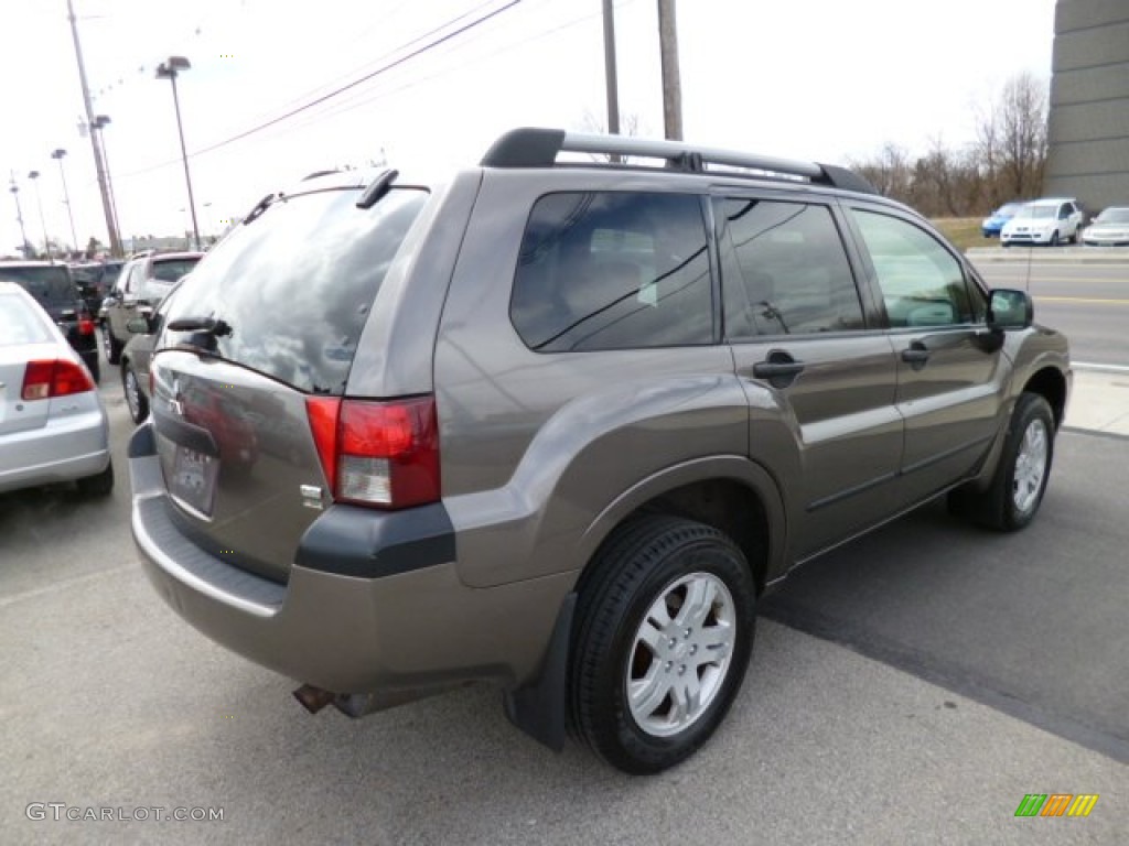 2005 Endeavor LS AWD - Mineral Beige Pearl / Charcoal photo #6