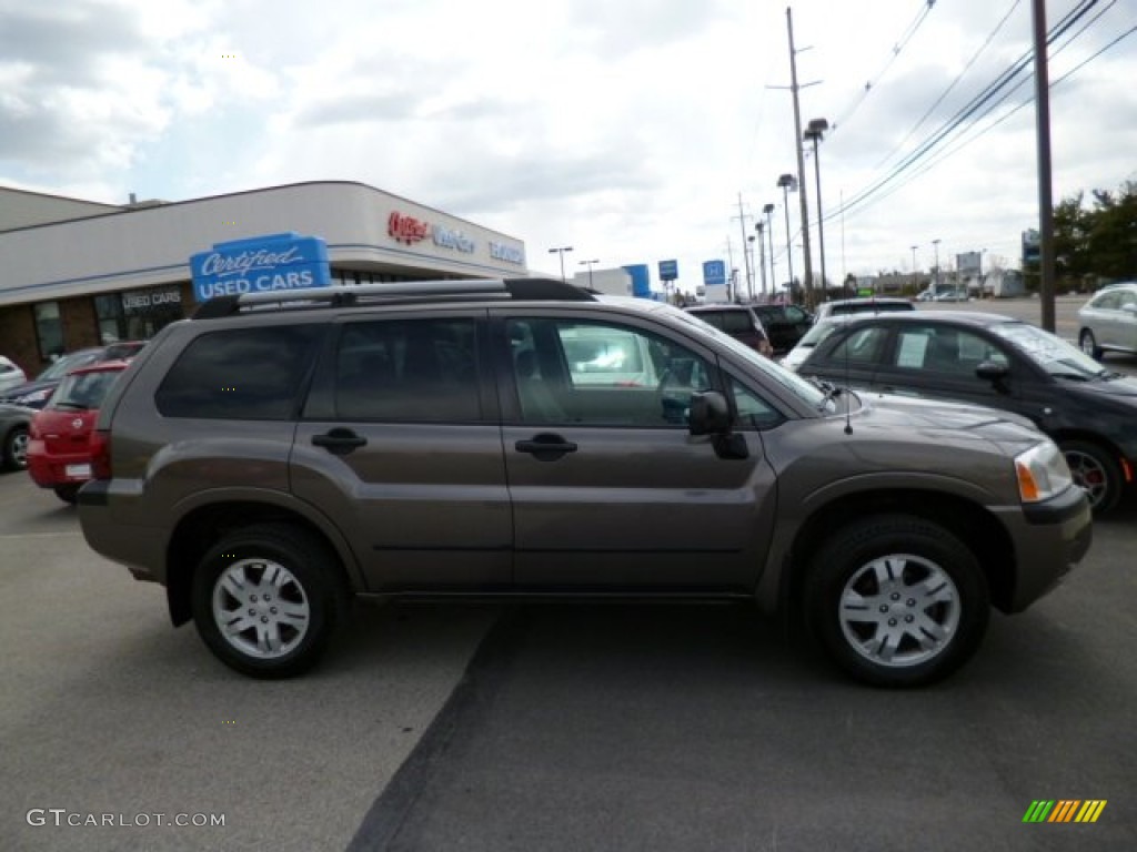 2005 Endeavor LS AWD - Mineral Beige Pearl / Charcoal photo #7