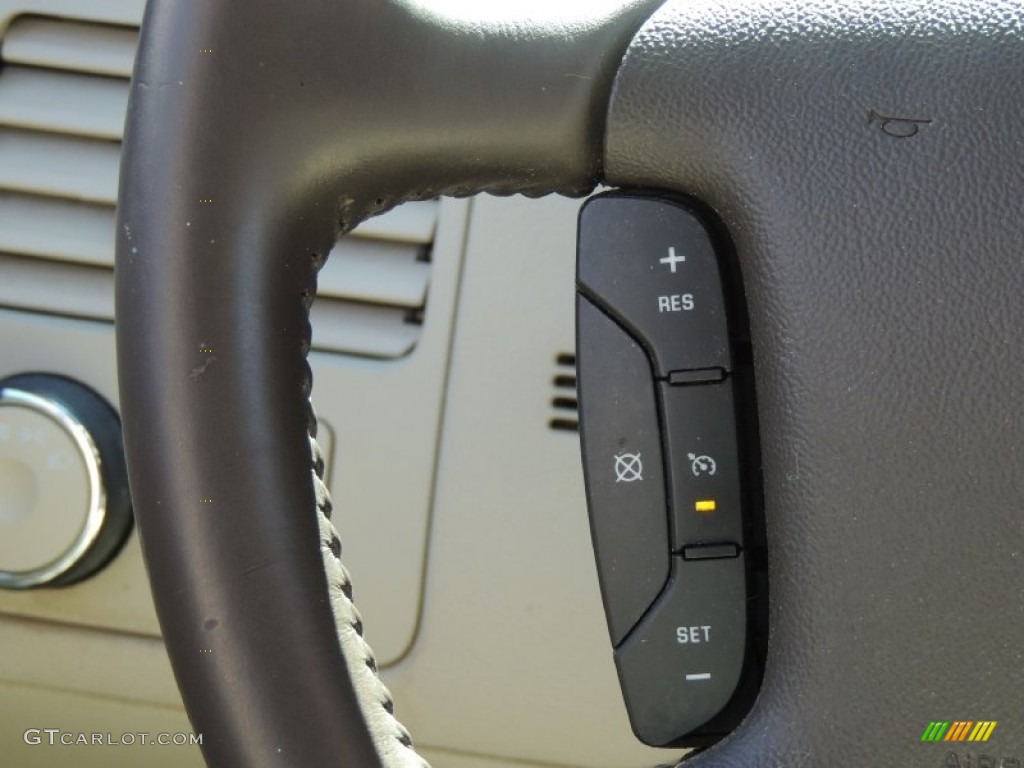 2007 Buick Lucerne CXL Controls Photo #79300036