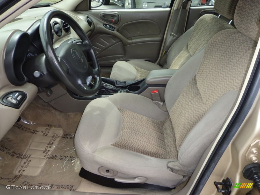 2004 Grand Am SE Sedan - Champagne Beige Metallic / Dark Taupe photo #4