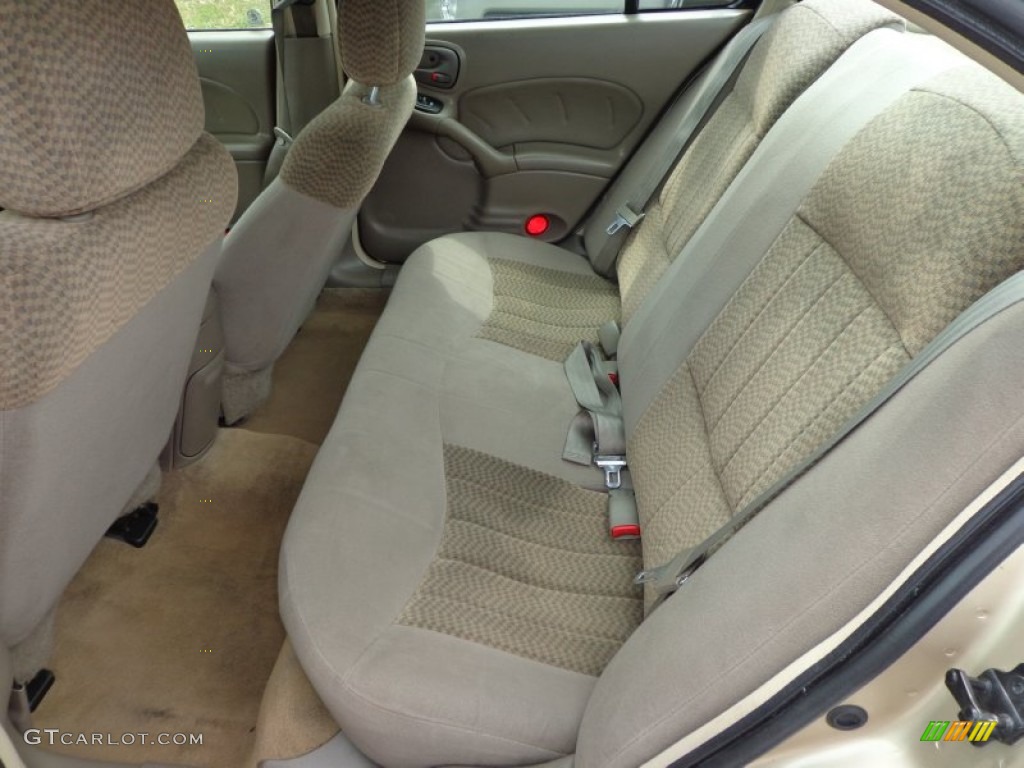 2004 Grand Am SE Sedan - Champagne Beige Metallic / Dark Taupe photo #5