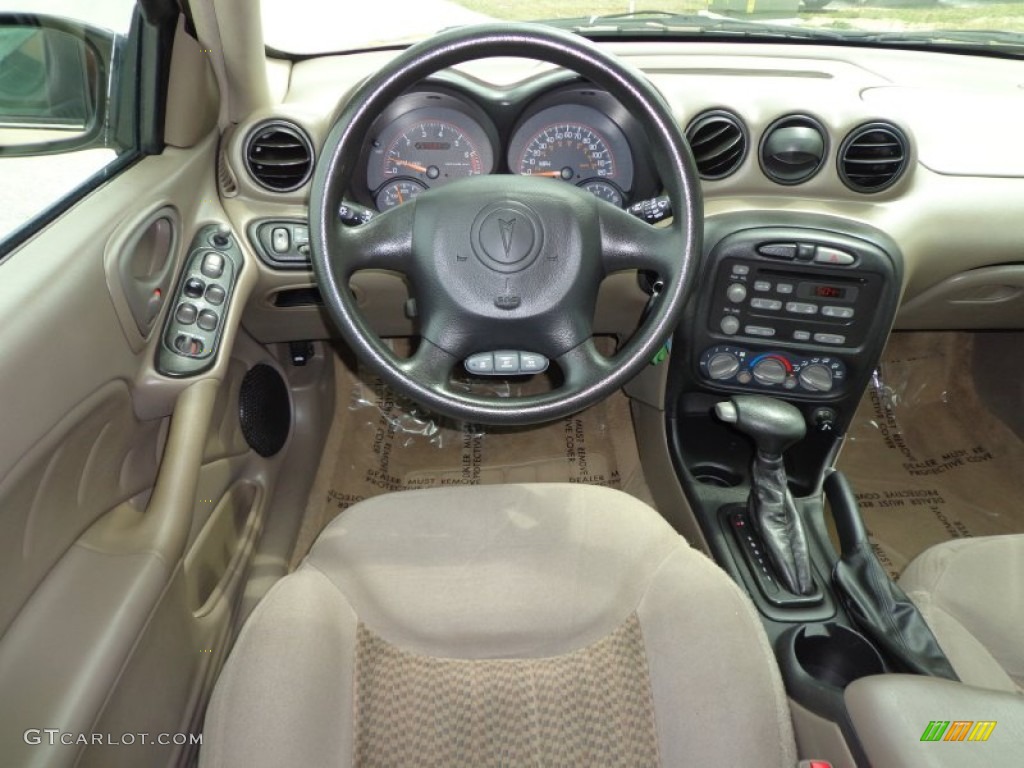 2004 Grand Am SE Sedan - Champagne Beige Metallic / Dark Taupe photo #6