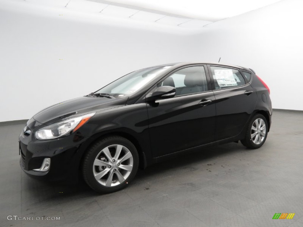 2013 Accent SE 5 Door - Ultra Black / Gray photo #1