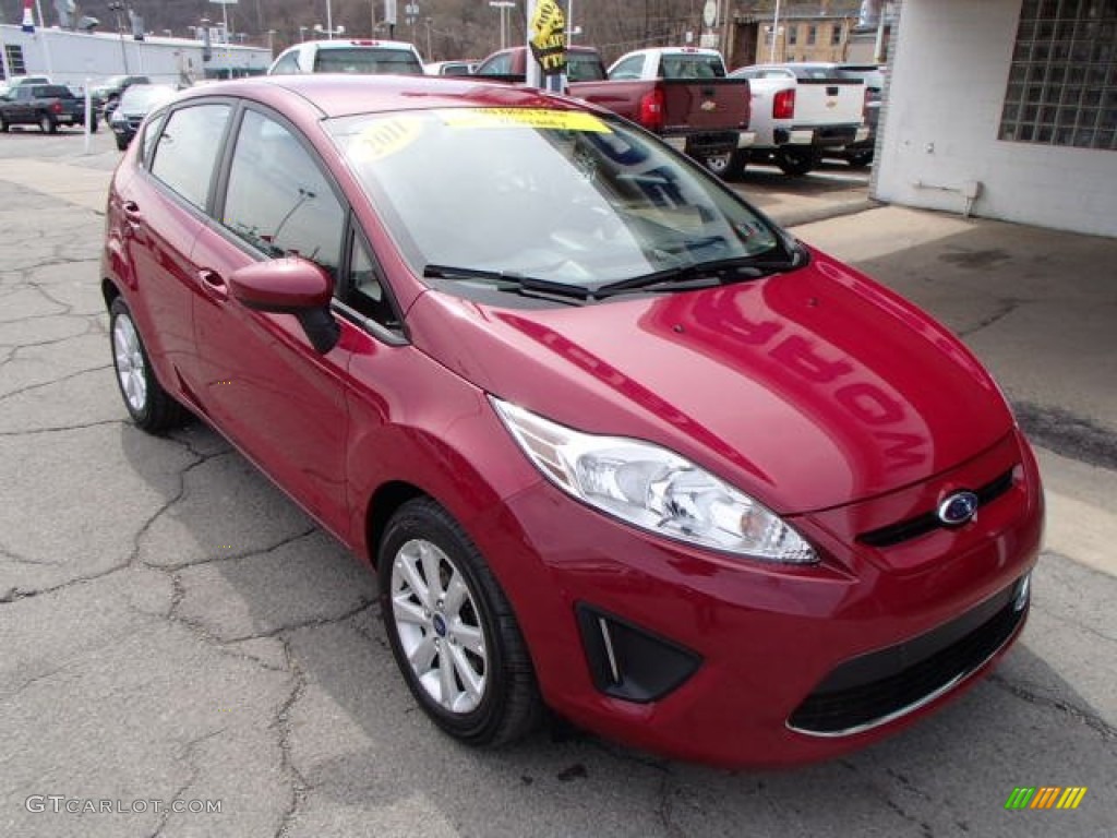 2011 Fiesta SE Hatchback - Bright Magenta Metallic / Charcoal Black/Blue Cloth photo #2