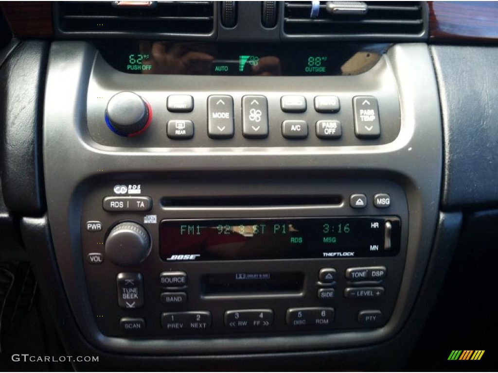 2002 Cadillac DeVille Sedan Controls Photo #79373512