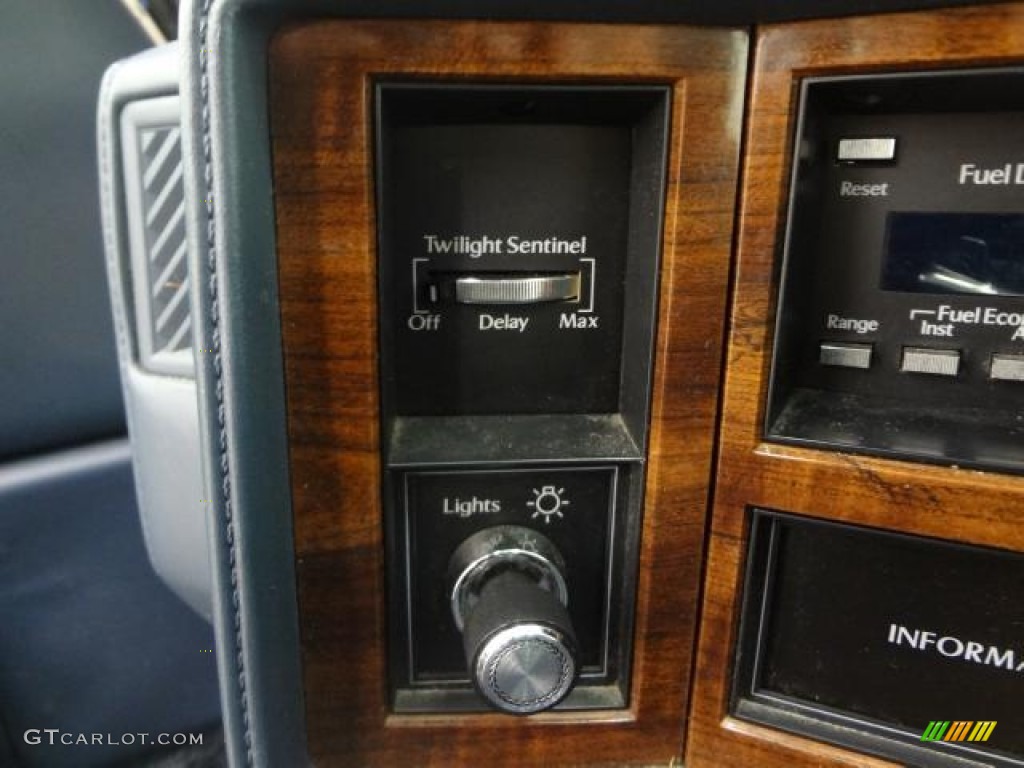 1992 Cadillac DeVille Sedan Controls Photo #79374313