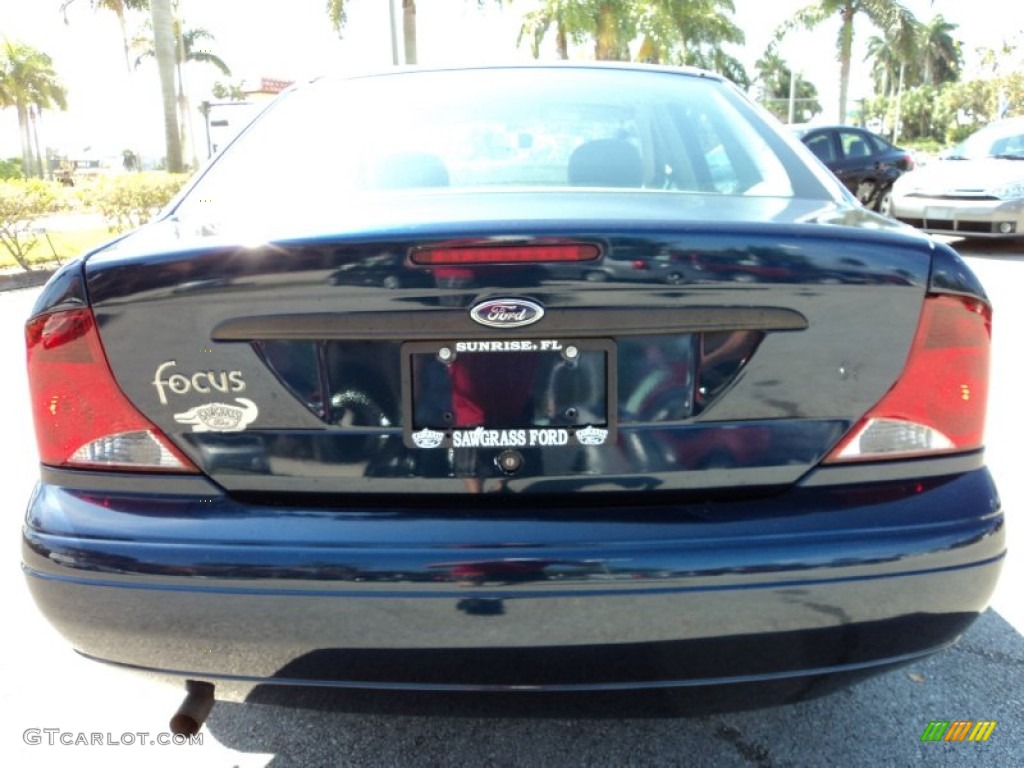 2003 Focus SE Sedan - Twilight Blue Metallic / Medium Graphite photo #8