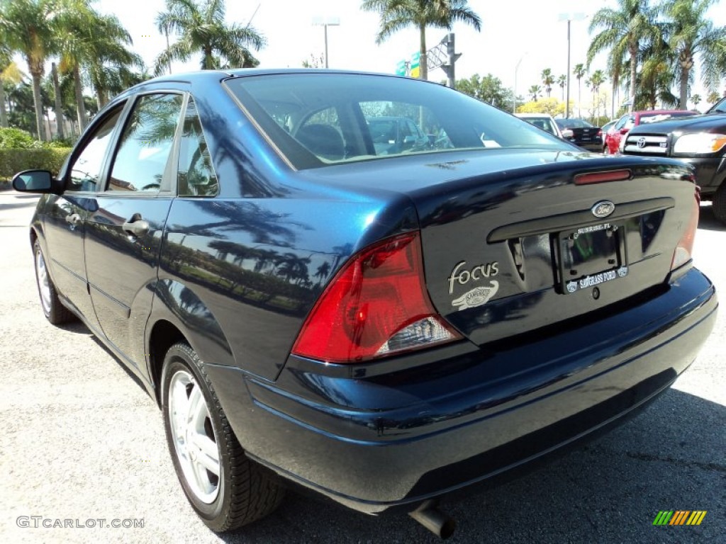 2003 Focus SE Sedan - Twilight Blue Metallic / Medium Graphite photo #9