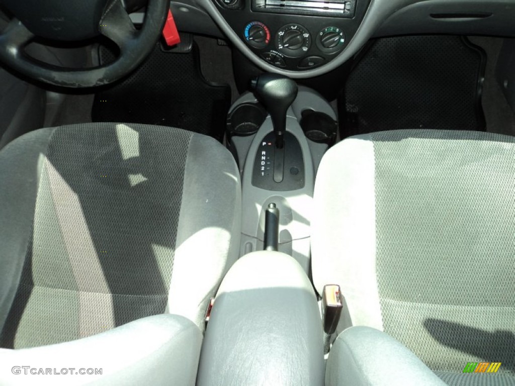 2003 Focus SE Sedan - Twilight Blue Metallic / Medium Graphite photo #27