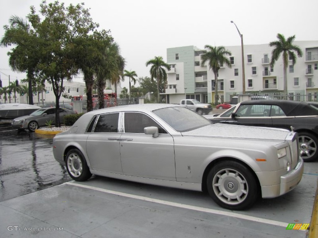 Silver 2004 Rolls-Royce Phantom Standard Phantom Model Exterior Photo #79391929