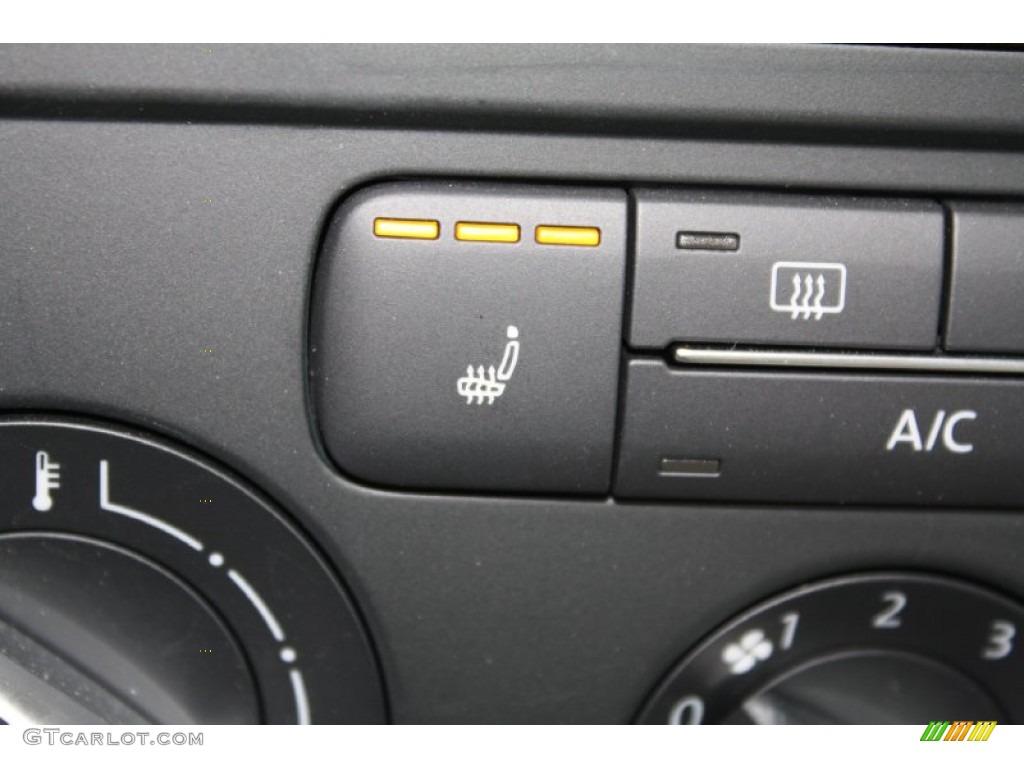 2013 Volkswagen Beetle Turbo Convertible Controls Photo #79397669