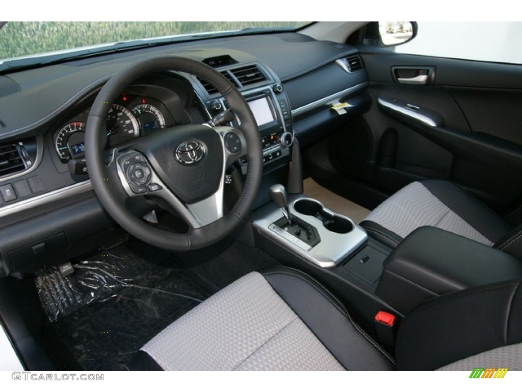 2013 Camry SE - Super White / Black/Ash photo #5