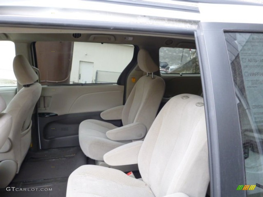 2011 Sienna LE AWD - Super White / Light Gray photo #5