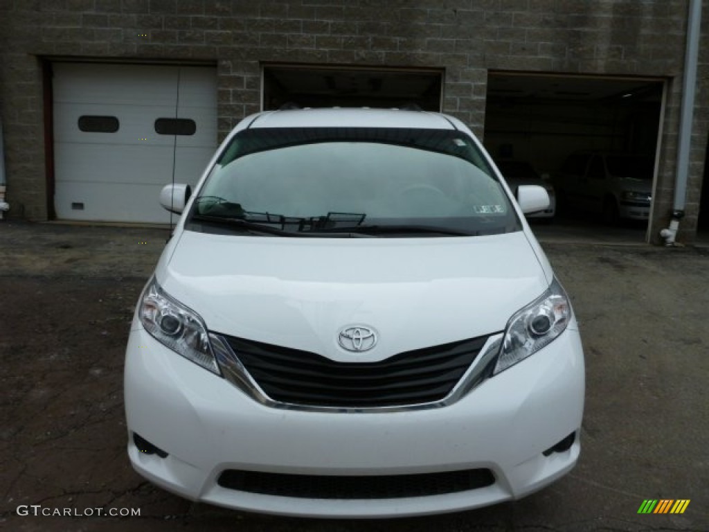 2011 Sienna LE AWD - Super White / Light Gray photo #13