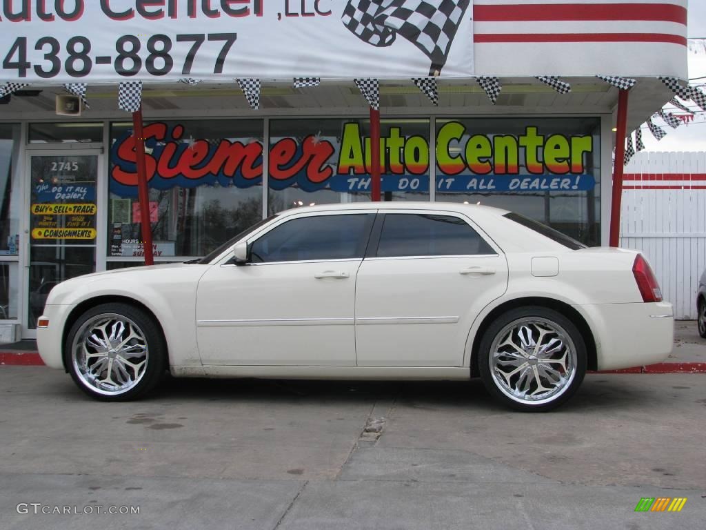 Cool Vanilla Chrysler 300