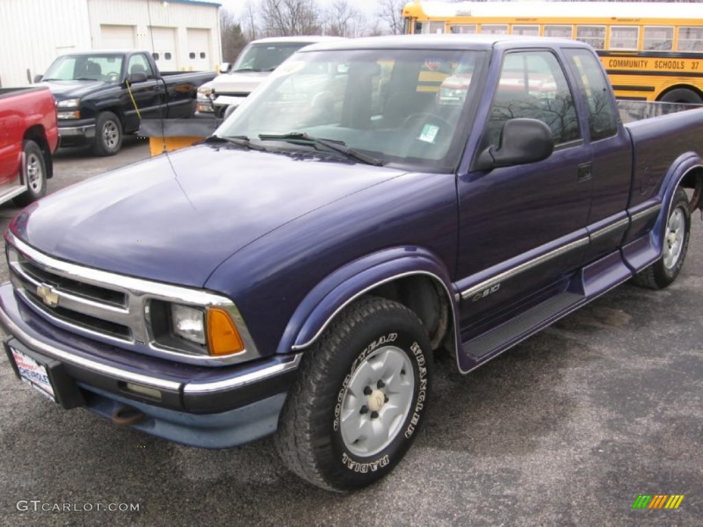 1994 S10 LS Extended Cab 4x4 - Radar Blue Metallic / Gray photo #3