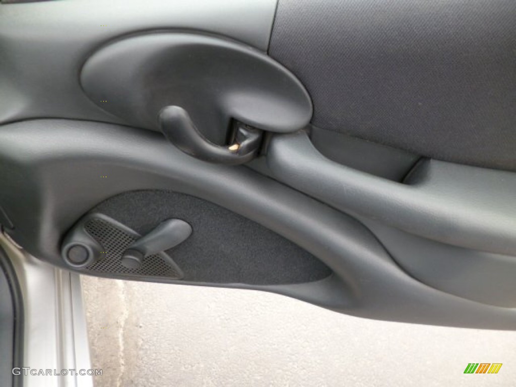 2005 Sunfire Coupe - Liquid Silver Metallic / Graphite photo #11