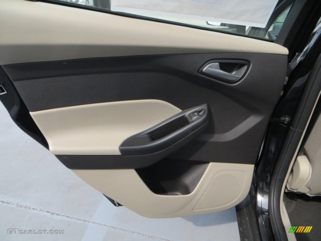 2013 Focus SE Hatchback - Tuxedo Black / Medium Light Stone photo #19