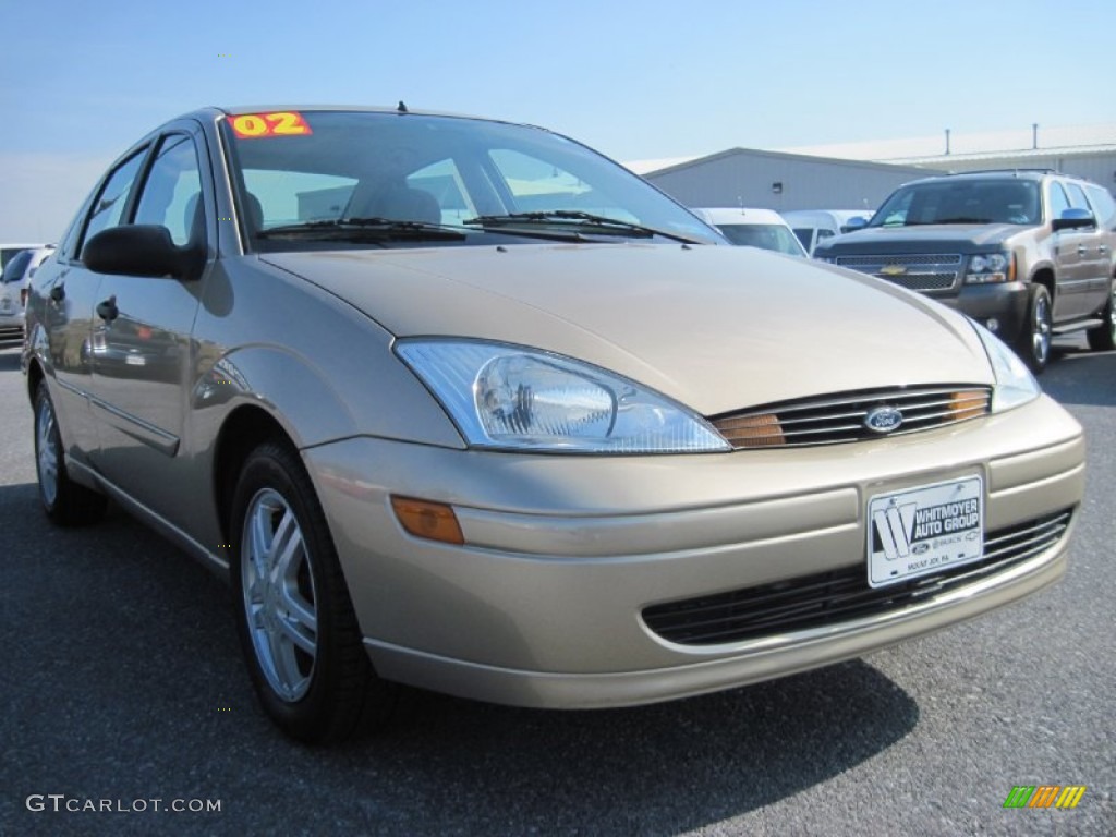 2002 Focus SE Sedan - Fort Knox Gold / Medium Parchment photo #1