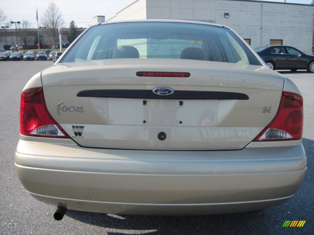 2002 Focus SE Sedan - Fort Knox Gold / Medium Parchment photo #4