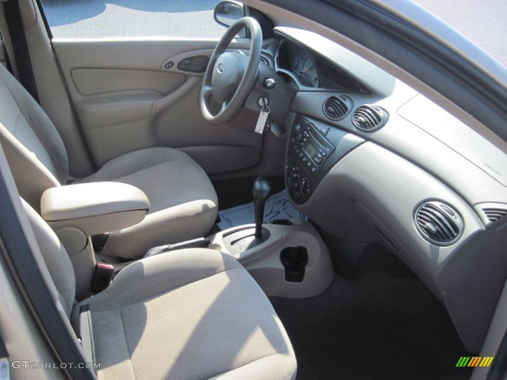 2002 Focus SE Sedan - Fort Knox Gold / Medium Parchment photo #10