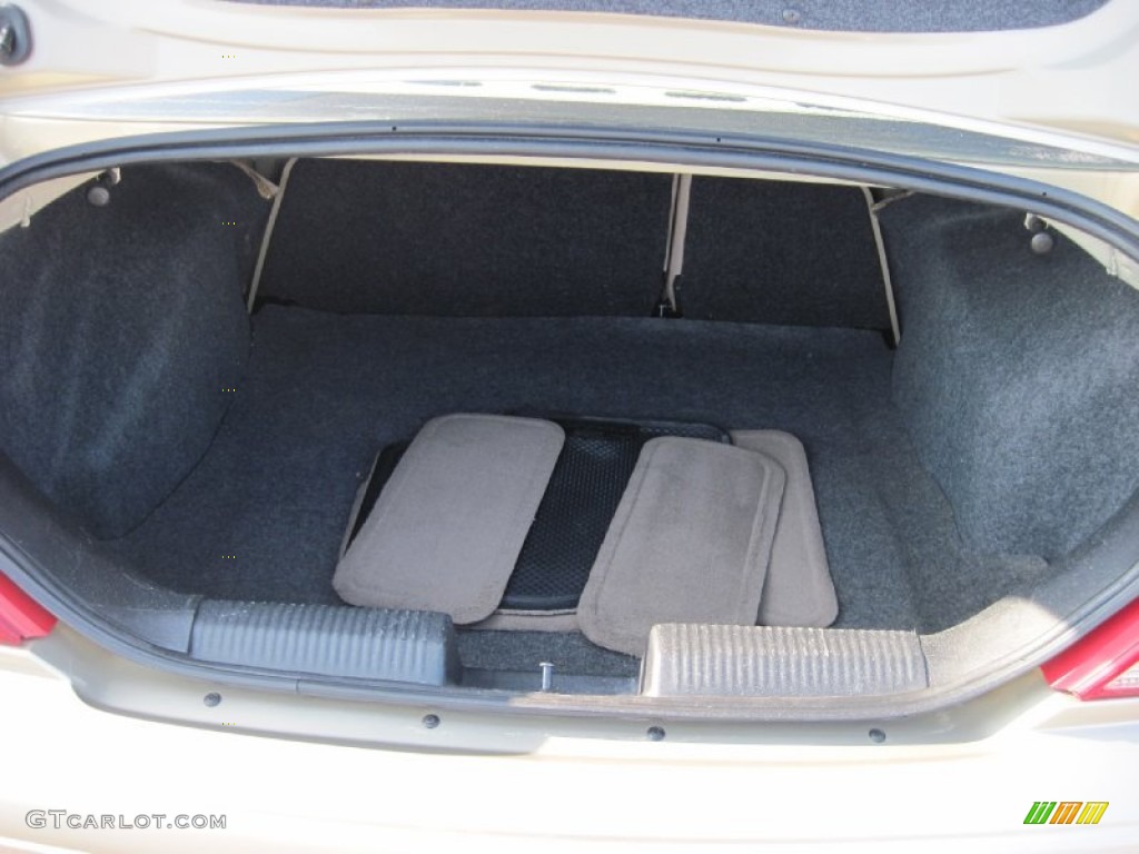 2002 Focus SE Sedan - Fort Knox Gold / Medium Parchment photo #12