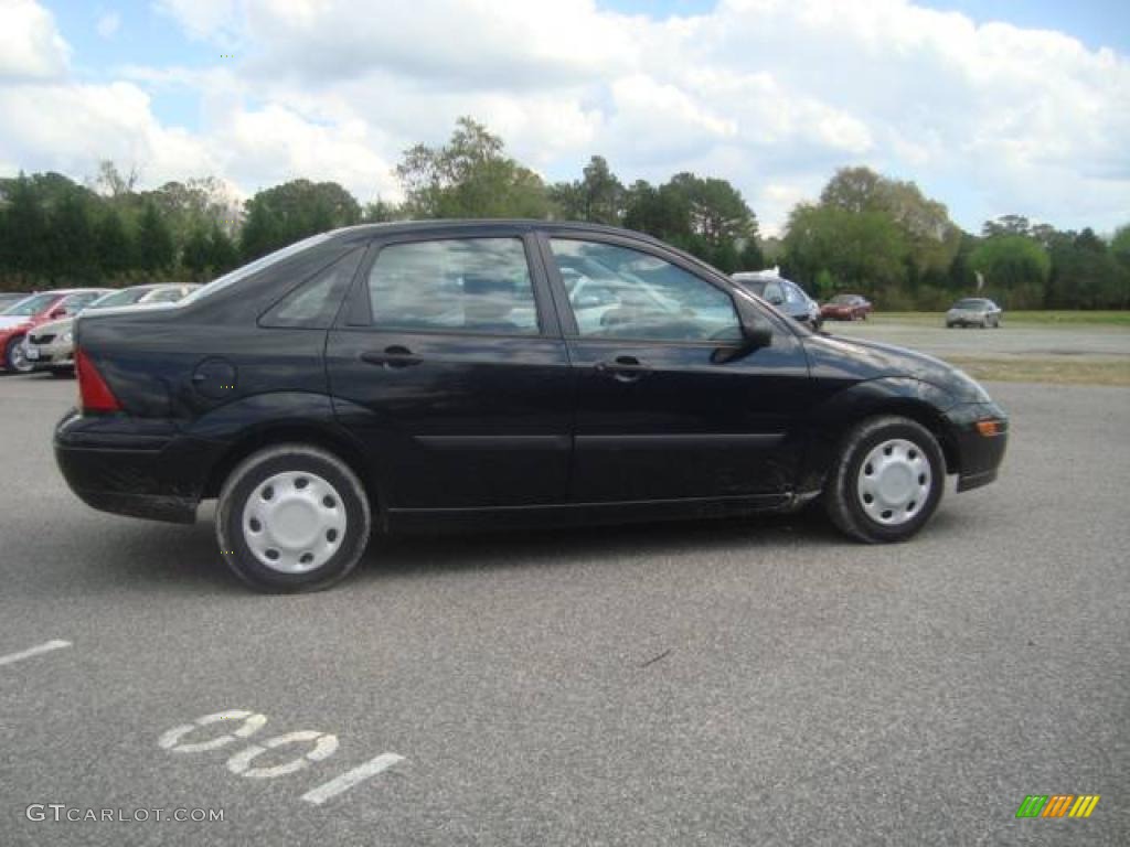 2003 Focus LX Sedan - Pitch Black / Medium Graphite photo #4