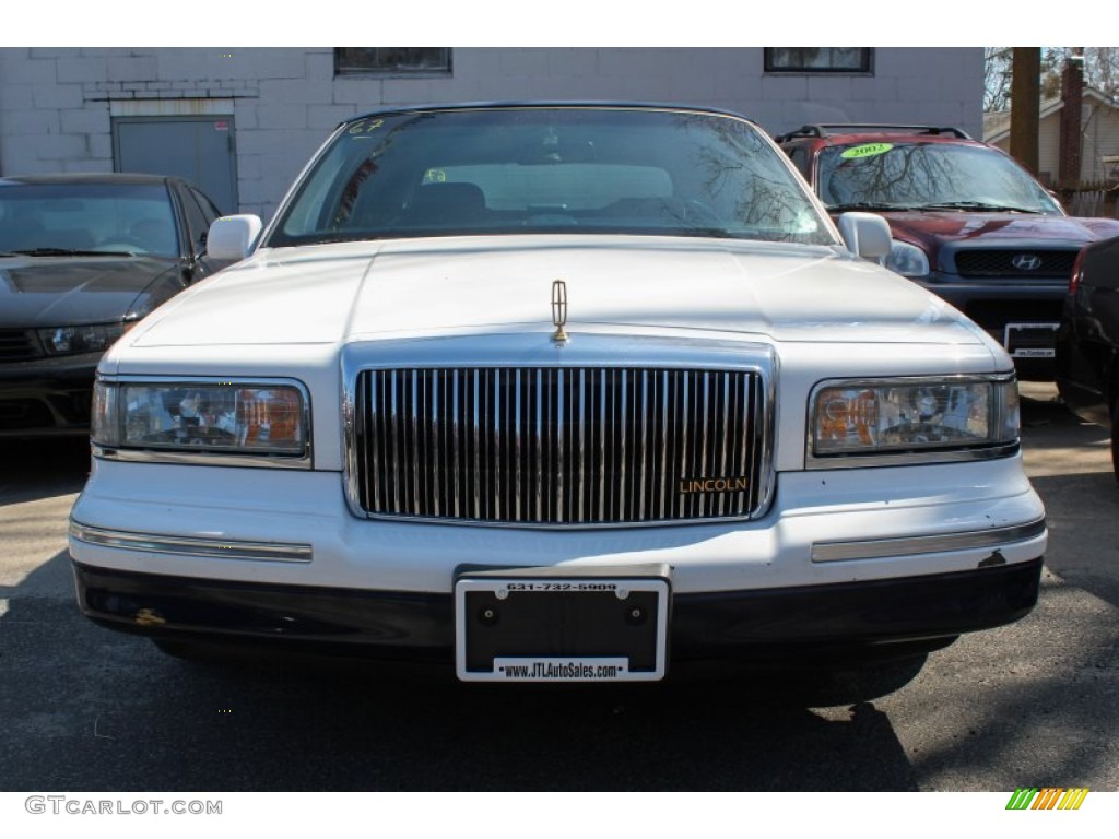1996 Town Car Signature - Performance White / Blue photo #2