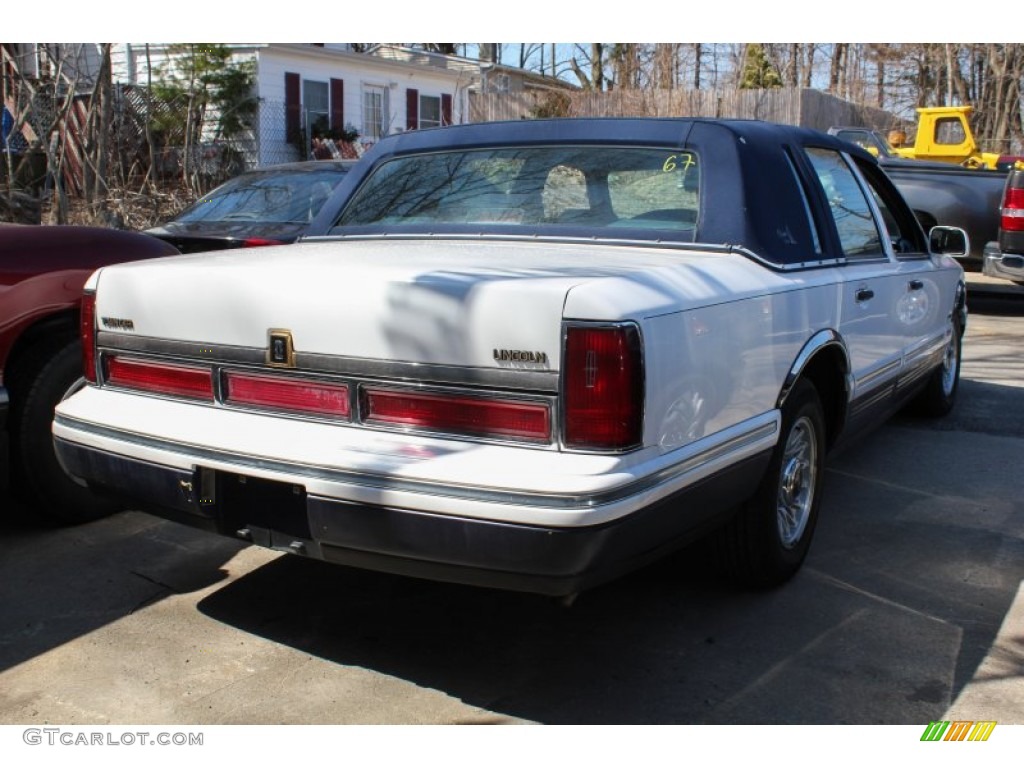 1996 Town Car Signature - Performance White / Blue photo #4