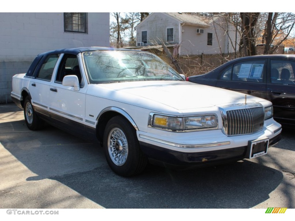 1996 Town Car Signature - Performance White / Blue photo #5
