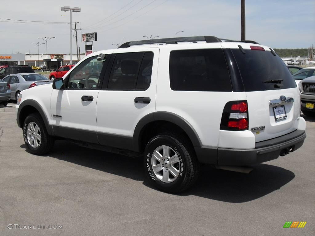 2006 Explorer XLT - Oxford White / Stone photo #4