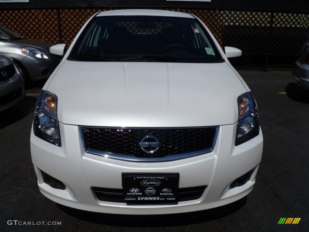 2010 Sentra 2.0 SR - Aspen White / Charcoal photo #2