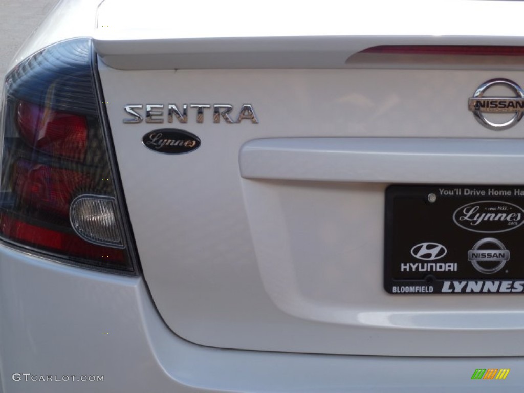 2010 Sentra 2.0 SR - Aspen White / Charcoal photo #5