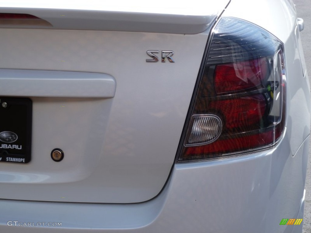 2010 Sentra 2.0 SR - Aspen White / Charcoal photo #6