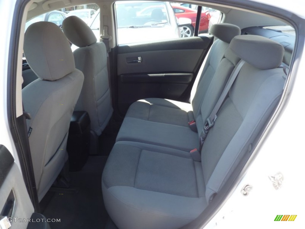 2010 Sentra 2.0 SR - Aspen White / Charcoal photo #11