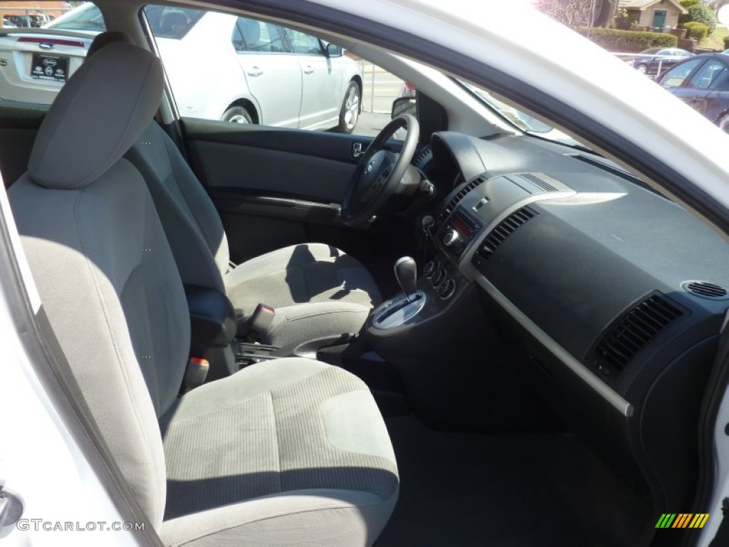 2010 Sentra 2.0 SR - Aspen White / Charcoal photo #14