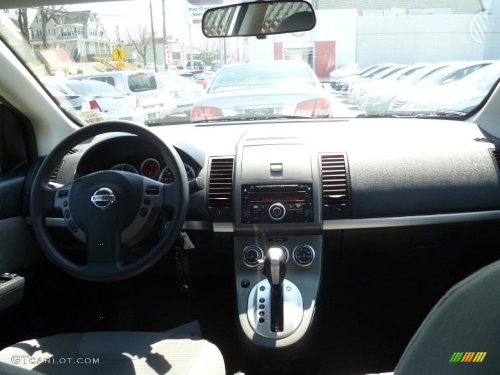 2010 Sentra 2.0 SR - Aspen White / Charcoal photo #15