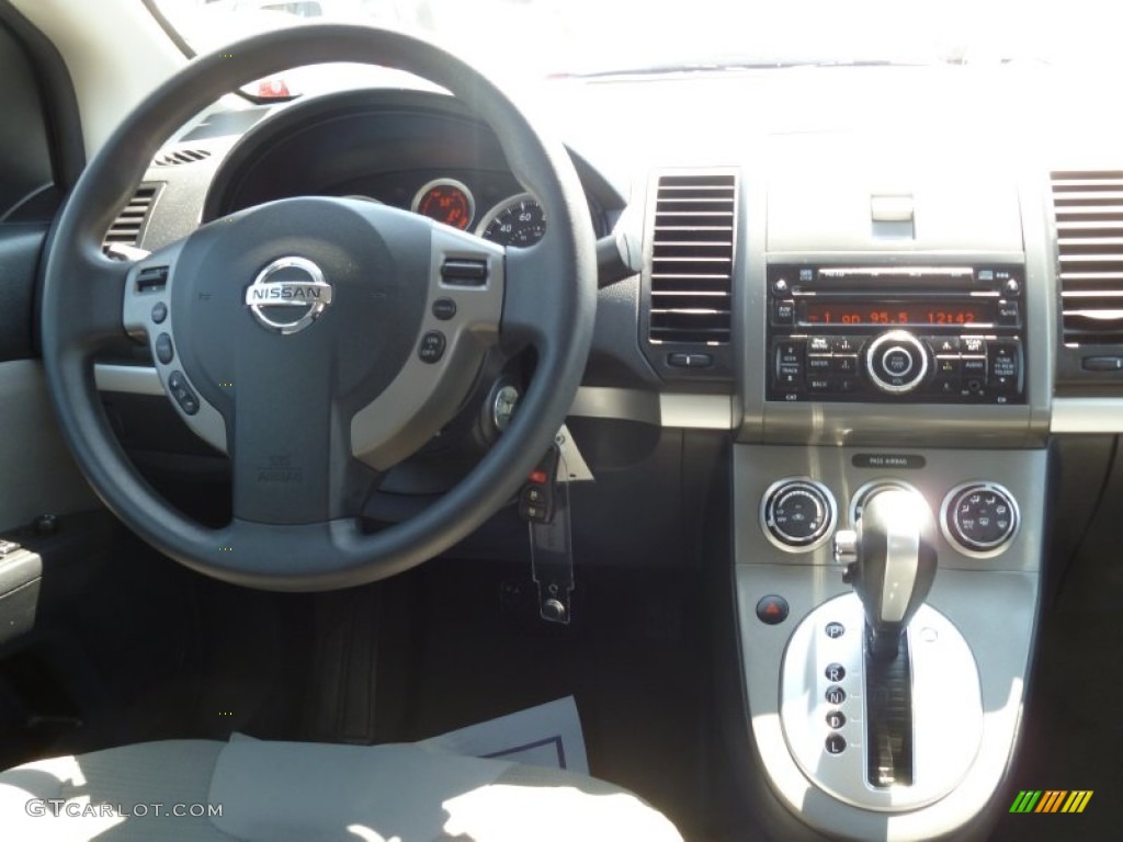 2010 Sentra 2.0 SR - Aspen White / Charcoal photo #16