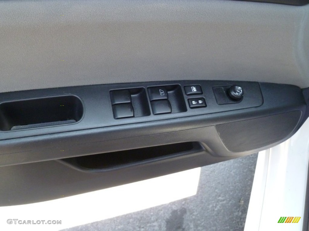 2010 Sentra 2.0 SR - Aspen White / Charcoal photo #17