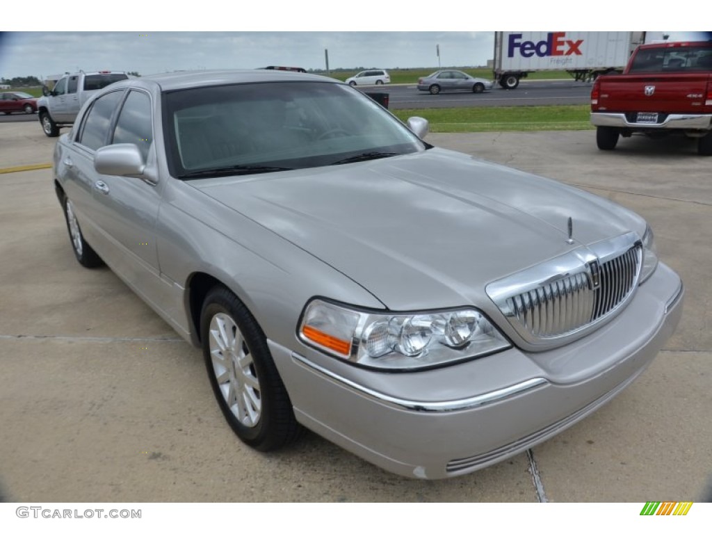 Silver Birch Metallic 2007 Lincoln Town Car Signature Exterior Photo #79534675