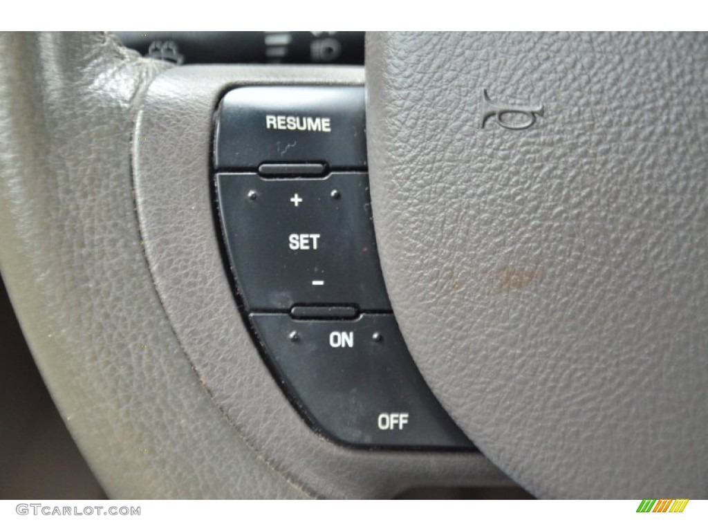 2007 Lincoln Town Car Signature Controls Photo #79534933