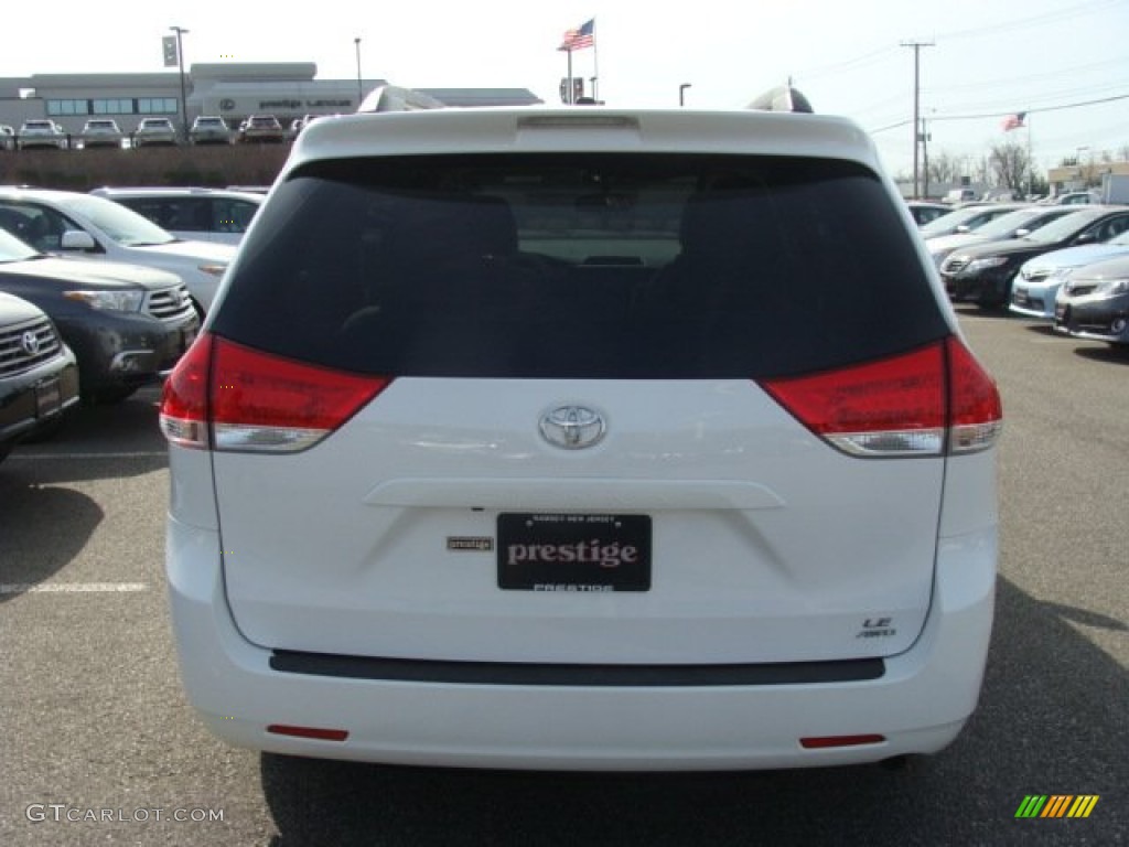 2013 Sienna LE AWD - Super White / Bisque photo #5