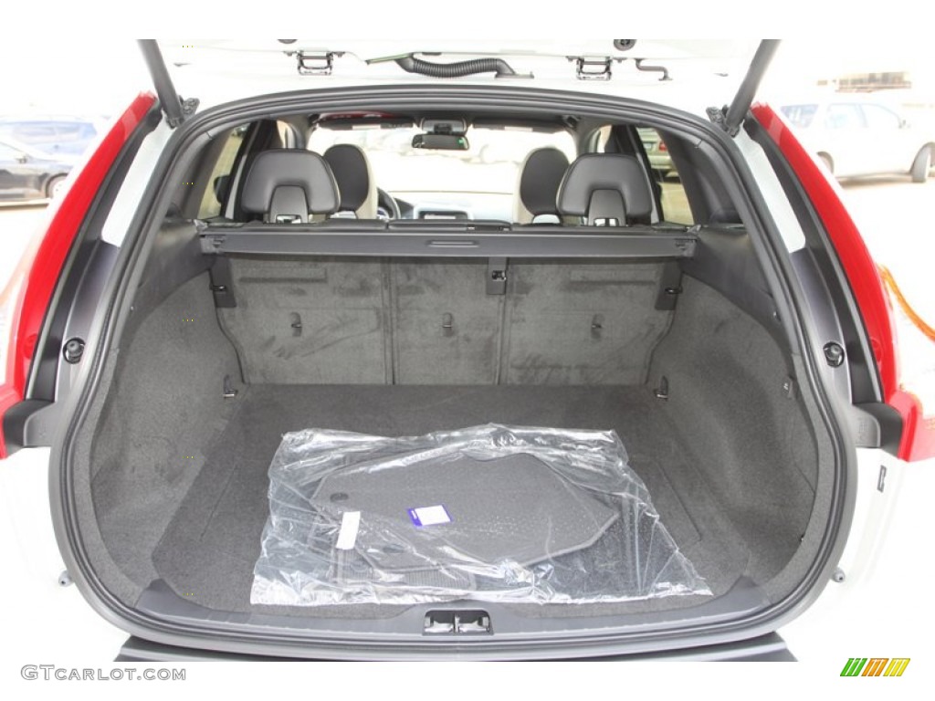 2013 XC60 T6 AWD R-Design - Cosmic White Metallic / R Design Soft Beige/Off Black Inlay photo #24