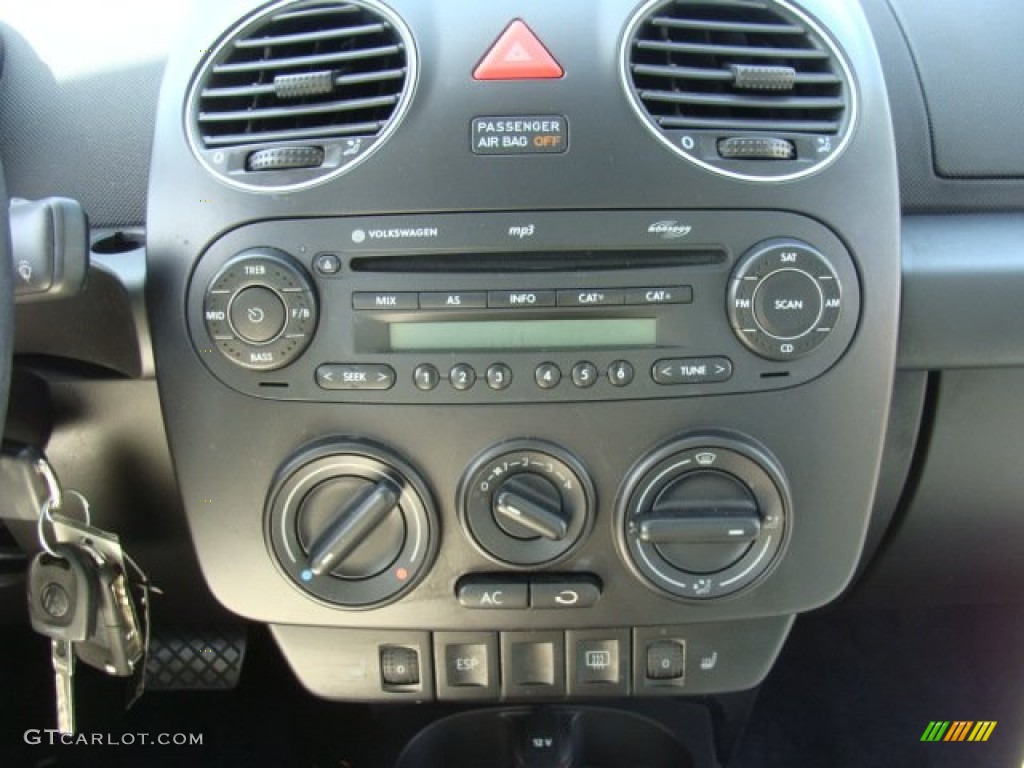 2008 Volkswagen New Beetle Triple White Coupe Controls Photo #79546672